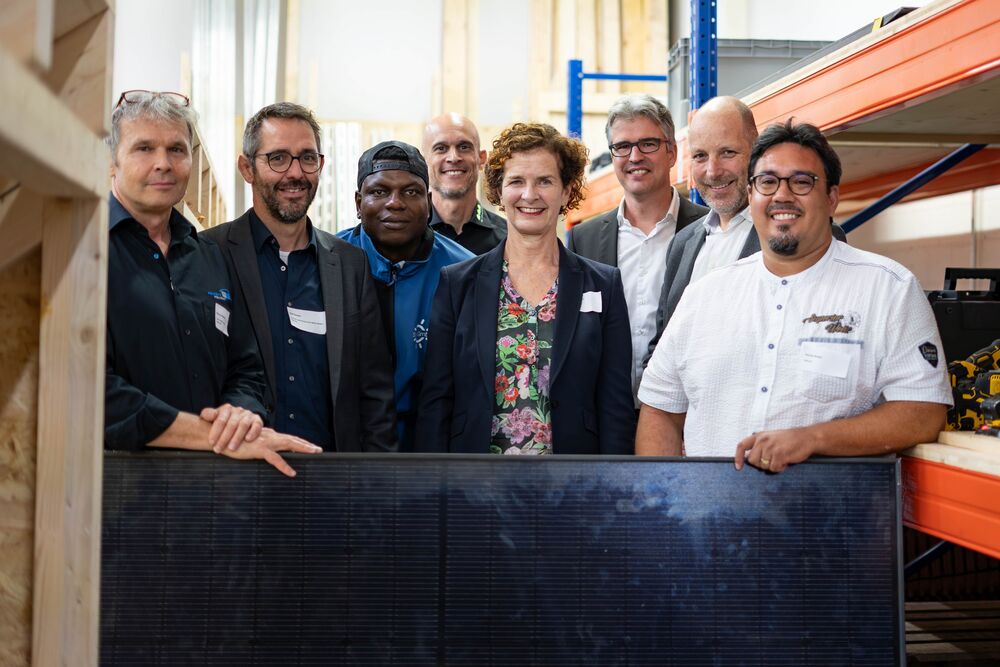 Im Gruppenbild die Referierenden in Lenzburg: Marco Walker, Ralf Bucher, Demba Mballo Baldeh, Fabian Schaller, Rebekka Masson, Thomas Ammann, David Galeuchet, Michel Briker. (Foto: Michael Küng)